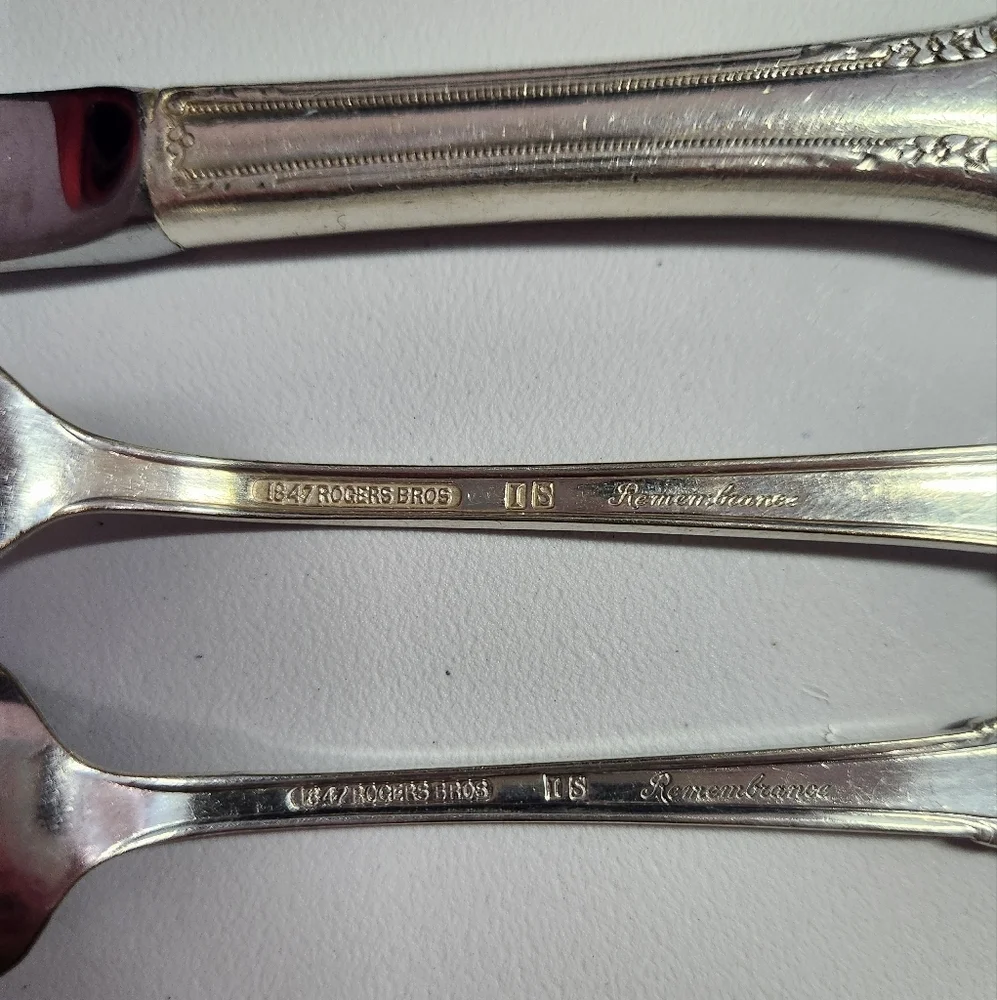 Rogers Brothers vintage 1847 Remembrance pettern